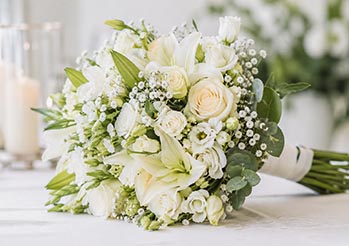 Najpiękniejsze kwiaty na bukiety komunijne - TOP 5 + gotowe inspiracje i znaczenie kwiatów