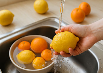 Czy trzeba myć cytrusy? Jak i czym myć cytryny, pomarańcze i mandarynki, by usunąć wosk i pestycydy