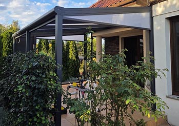 Pergola czy altana na taras? Porównanie kosztów, komfortu i formalności