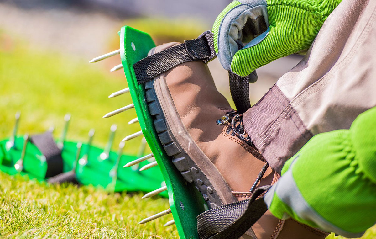 aerator sandalowy ogrodnik w rekawiczkach zaklada go na buty