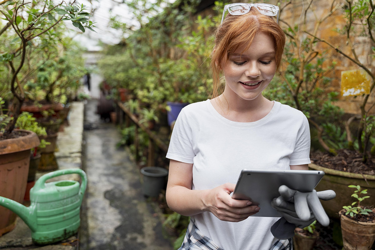 piekna kobieta z tabletem czytając ebook ogrodniczy