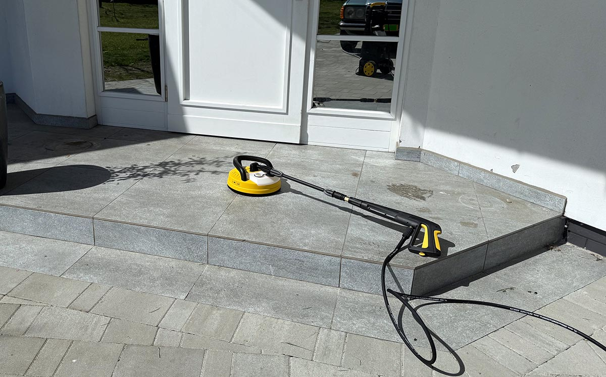 Mycie schodów wejściowych myjką ciśnieniową Stanley Fatmax SXFPW25PE z użyciem szczotki Patio.