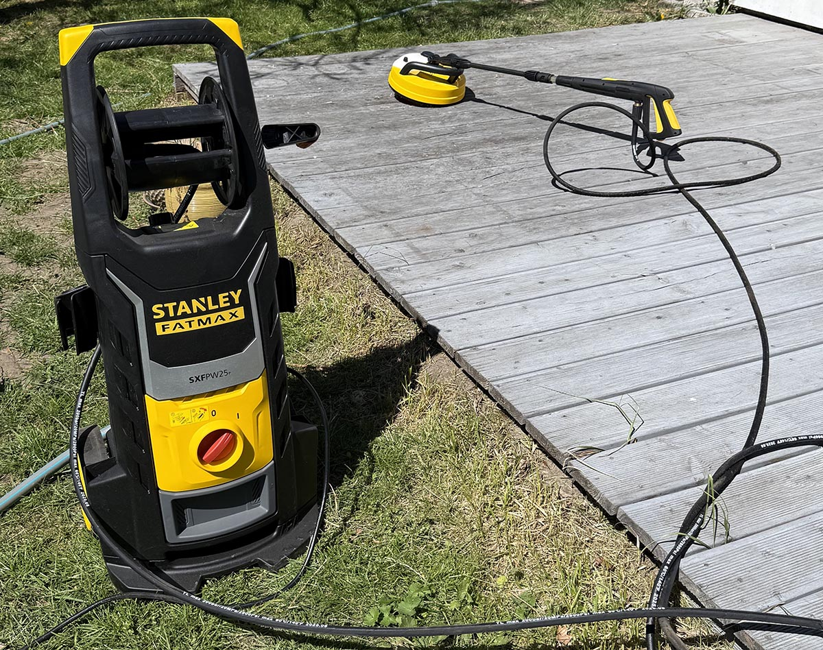 Profesjonalne mycie tarasu z płyt betonowych szczotką Patio Cleaner myjki Stanley Fatmax SXFPW25PE.