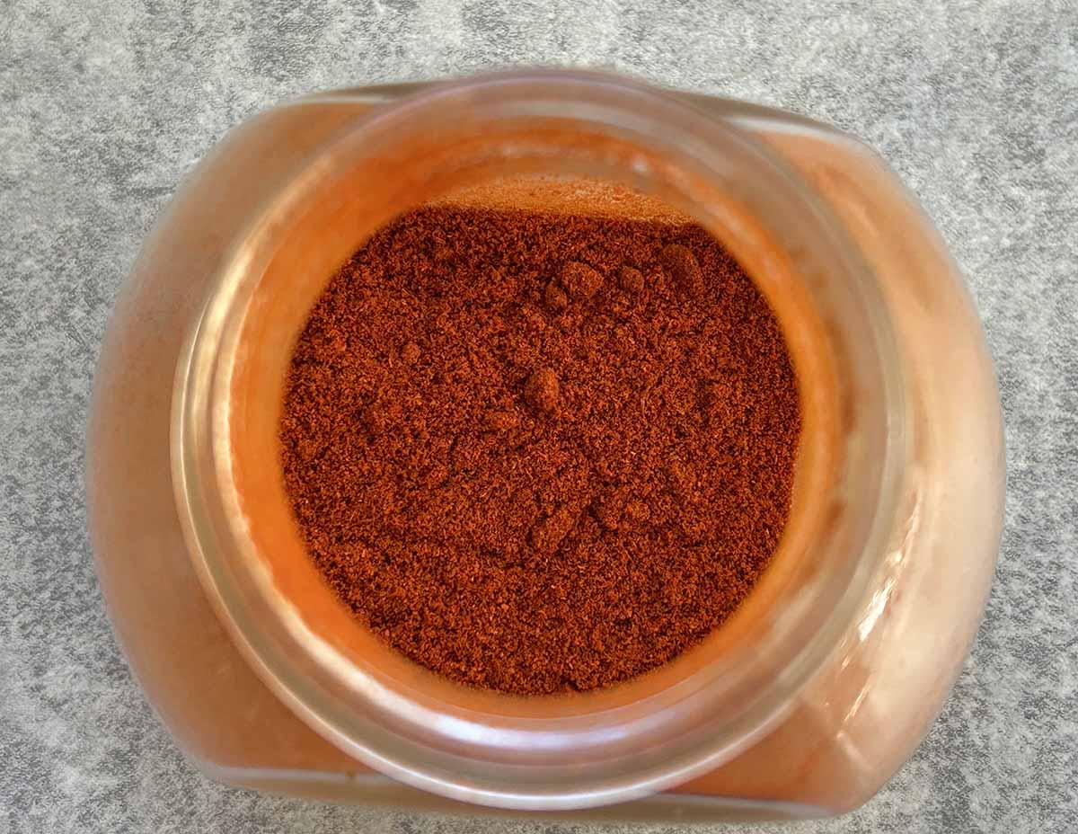 Kapsaicyna z papryki chili jako naturalny repelent na szkodniki glebowe Mielona ostra papryka chili do zabezpieczania cebul kwiatowych przed myszami
