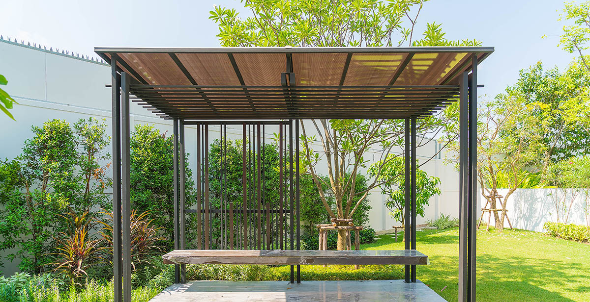 pusty pawilon w ogrodzie
